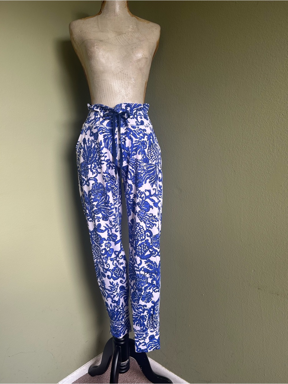 NWOT Lilly Pulitzer Luxletic White Blue Botanical Paperbag Straight-Leg Pants